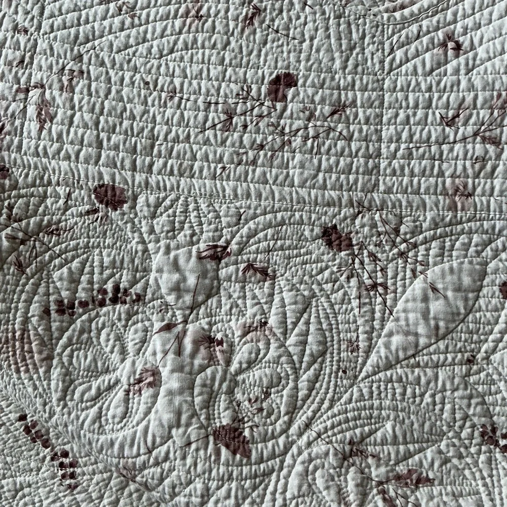 Elegant Floral Quilt - Cream